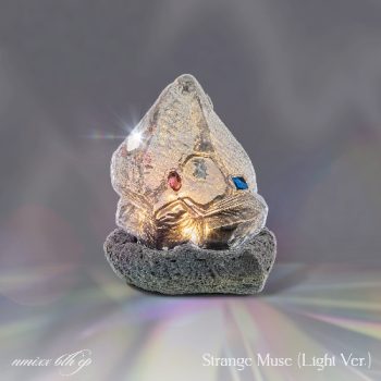   NMIXX - Strange Muse (6th Mini Album) (Light Ver.) ELŐRENDELÉS